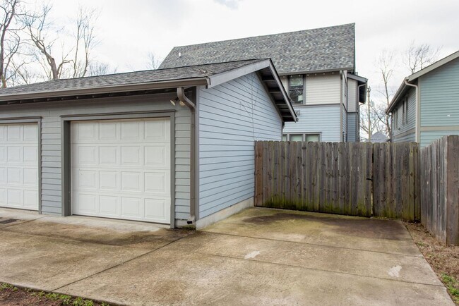 Building Photo - 4 bedroom home in desirable East Nashville
