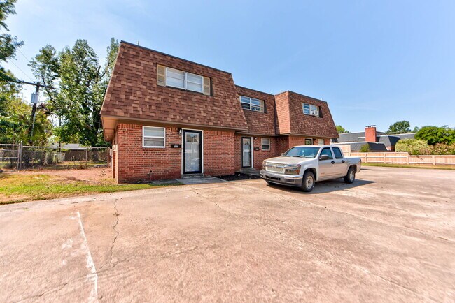 Building Photo - 2112 Melrose Dr