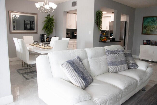 Building Photo - 3154 Via Poinciana