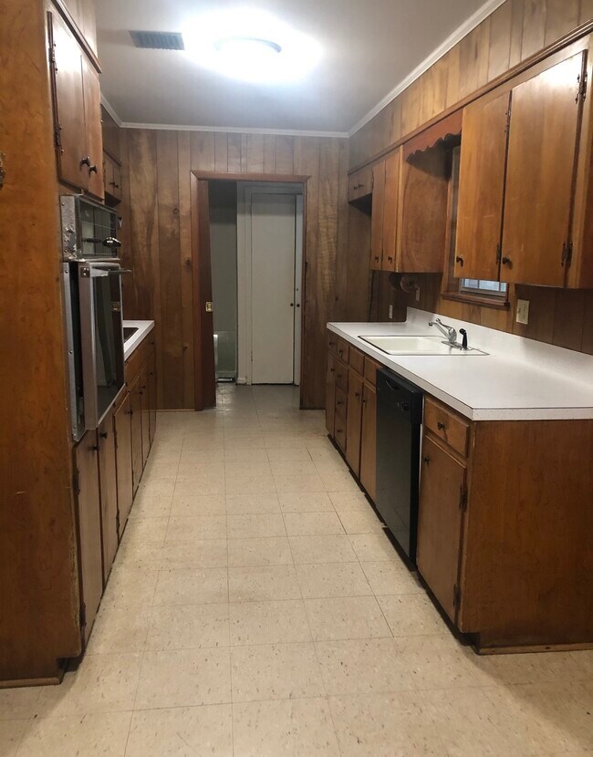 Building Photo - 409 Live Oak Dr