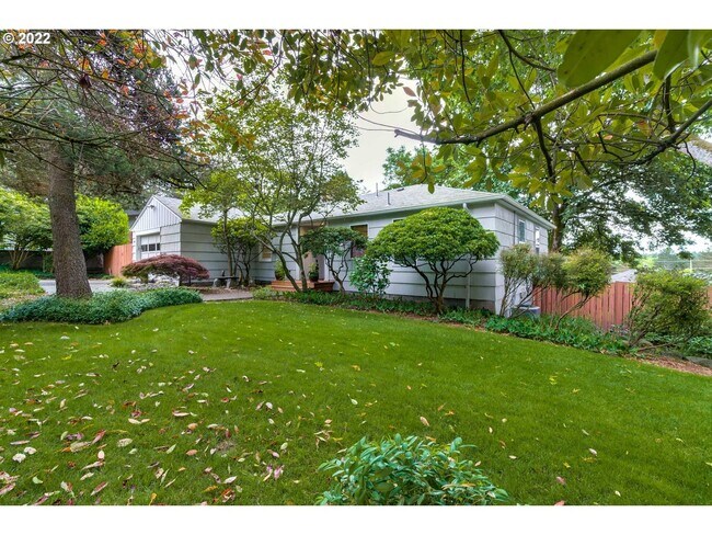 Building Photo - Beautiful Bungalow in SW Portland with Hug...