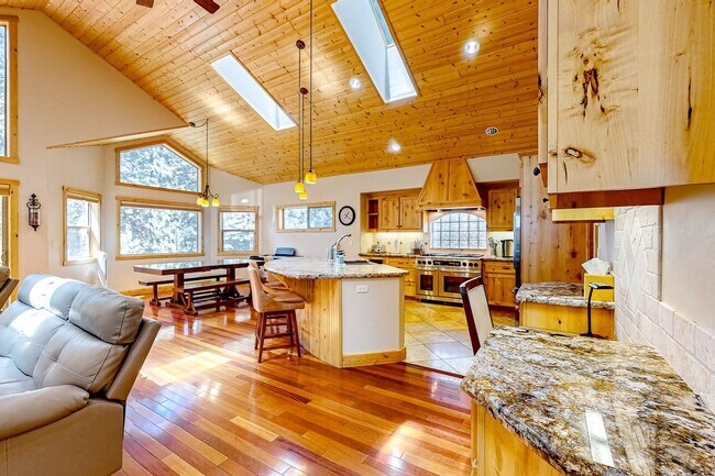 Foto del edificio - Gorgeous Custom Home in Beautiful Tahoe Pa...