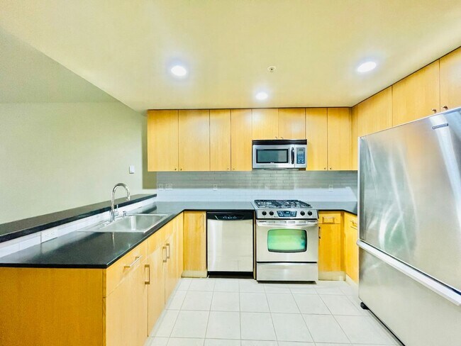 Foto del edificio - 1 Bedroom Condo 2 Blocks from Waterfront!