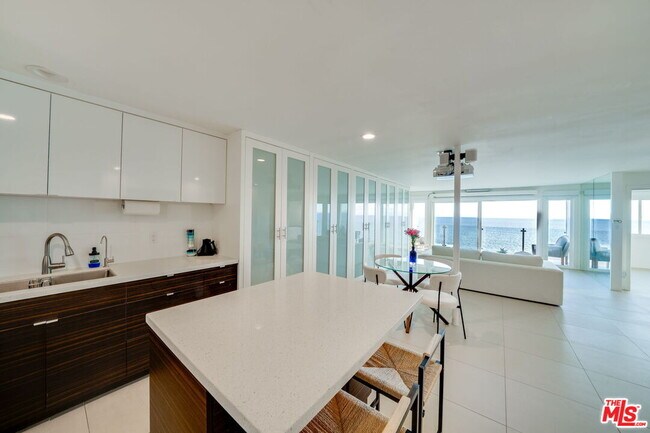 Foto del edificio - 18203 Coastline Dr