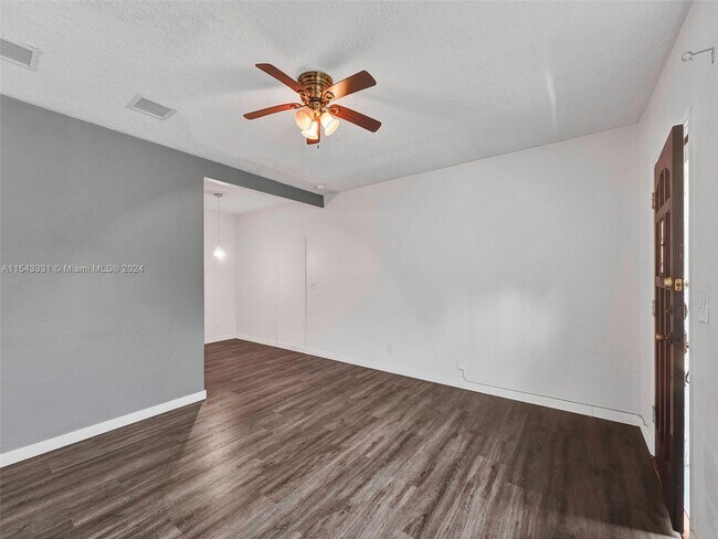 Foto del edificio - 200 NW 118th St