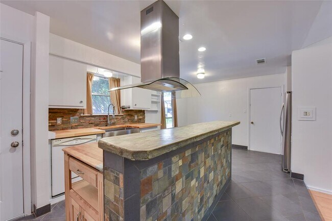 Foto del edificio - 4900 Brushy Ridge Dr