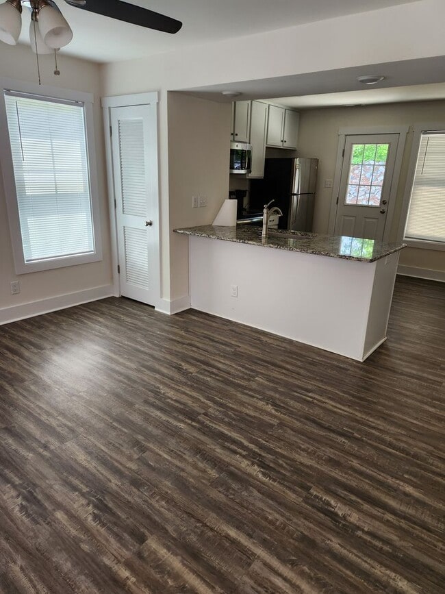 Building Photo - 2 Bed Modern Townhouse-Blackstone Convenient to Pickett