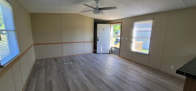 Building Photo - NEW LISTING!!!! Dont Miss Out