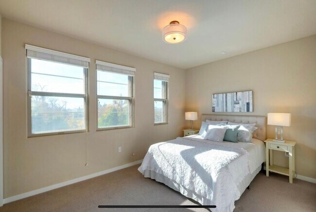 Building Photo - 1070 Goldenstar Pl