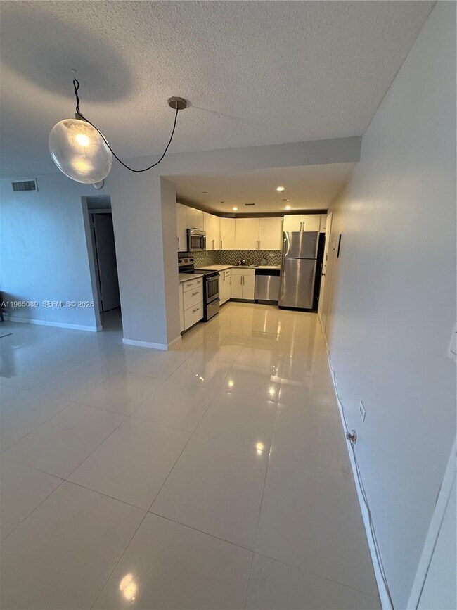 Building Photo - 5555 Collins Ave