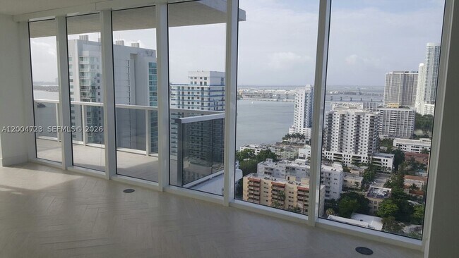 Foto del edificio - 600 NE 27th St