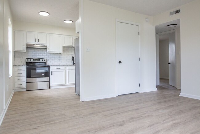 Building Photo - 733 E Deshler Ave