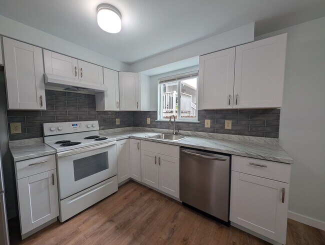 Building Photo - Renovated Cozy East Bremerton Rambler