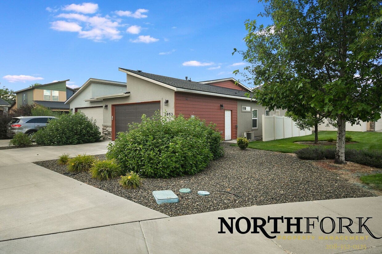 Primary Photo - Welcome Home to Comfort & Convenience