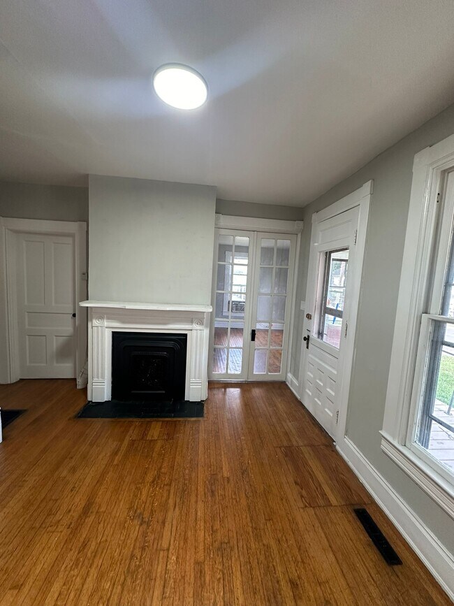 Building Photo - 371 N Mulberry St