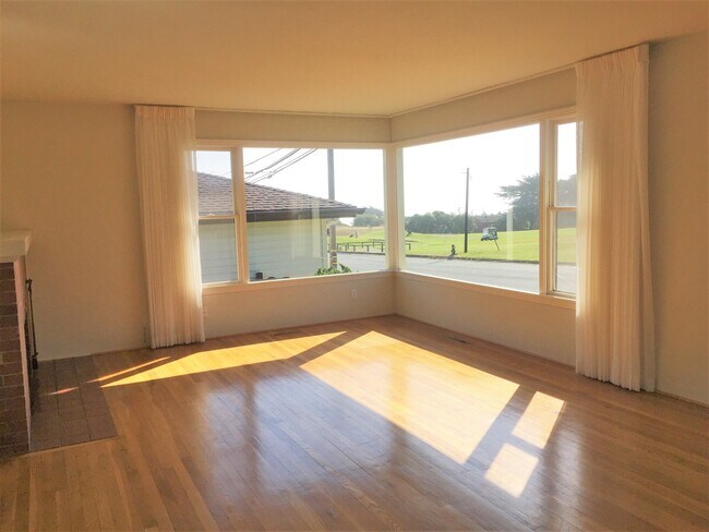 Building Photo - Spacious 2 Bedroom Home with Ocean Views