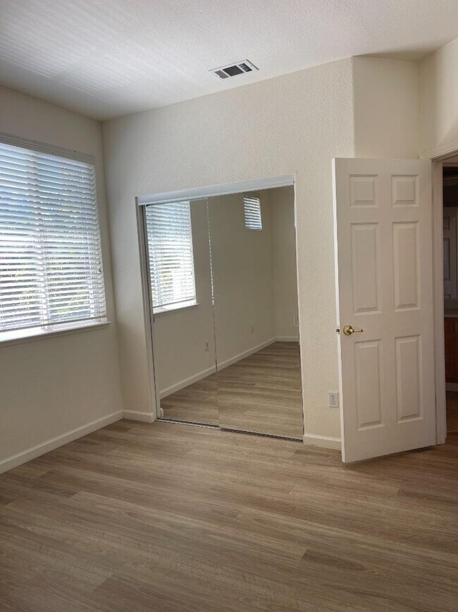 Building Photo - 1065 Rockport Ave