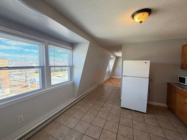 Building Photo - 682 Beech St