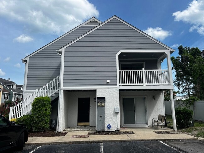 Building Photo - Totally Renovated and a Walk to the Beach!