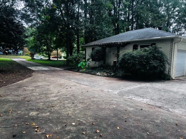 Building Photo - 4 bed, 3 bath home in Stonehaven