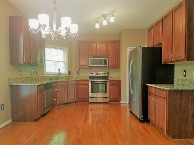 Foto del edificio - Large 2 story transitional in Birkdale