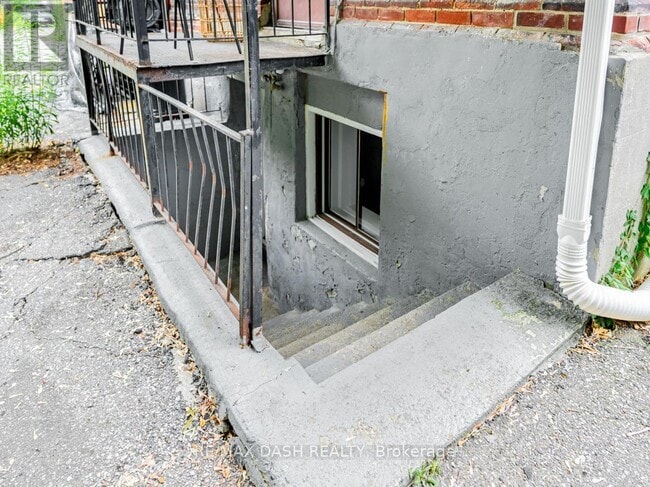 Building Photo - 663 Huron St