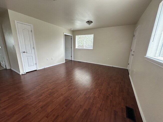 Building Photo - Lower Leval 2 Bed 1 Bath