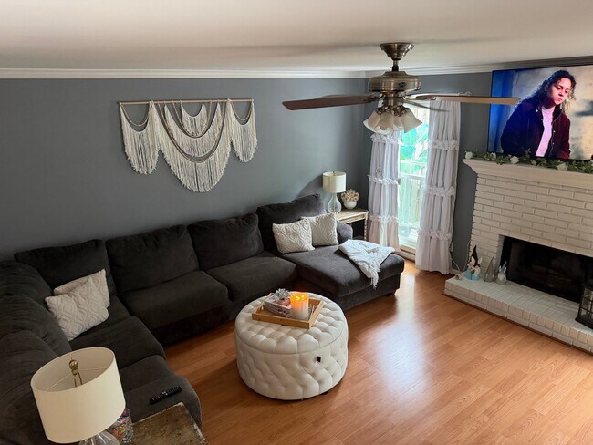Foto del edificio - 1657 Ashwood Ln