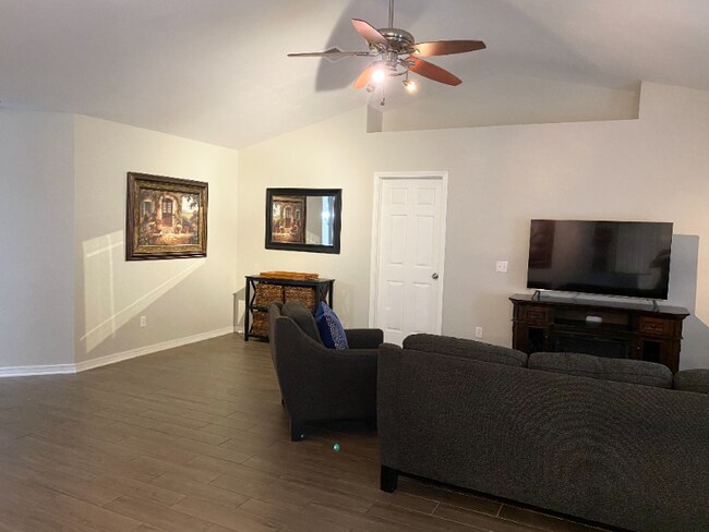 Foto del edificio - 3918 Holleyberry Ln