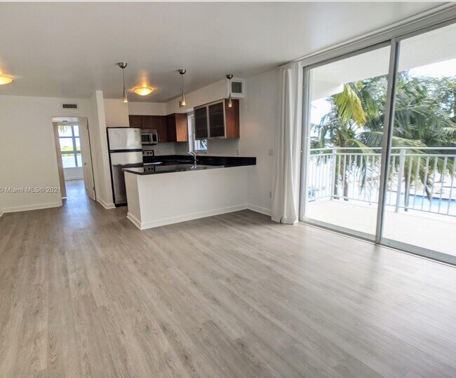 Foto del edificio - 750 NE 64th St