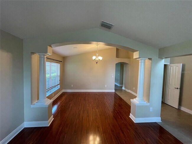 Building Photo - 423 Down Pine Dr