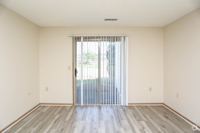 2 habitaciones, 2 baños - 918 pies cuadrados - Sala de estar - Meadow Brook