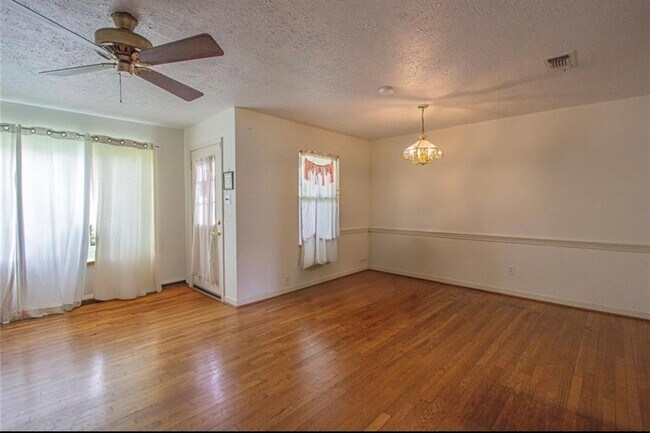 Foto del edificio - 8722 Kimwood Dr