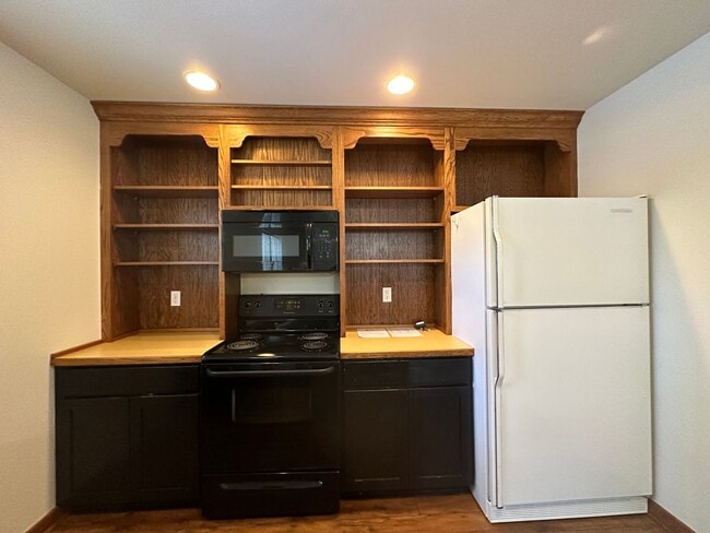 Building Photo - Peaceful 2-Bed Home on a Spacious 1-Acre Lot