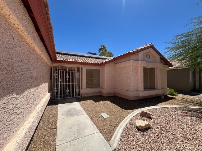 Building Photo - Bright & Beautifully Renovated 3 Bed, 2 Ba...
