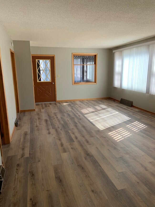 Large living room - 1410 10th St S