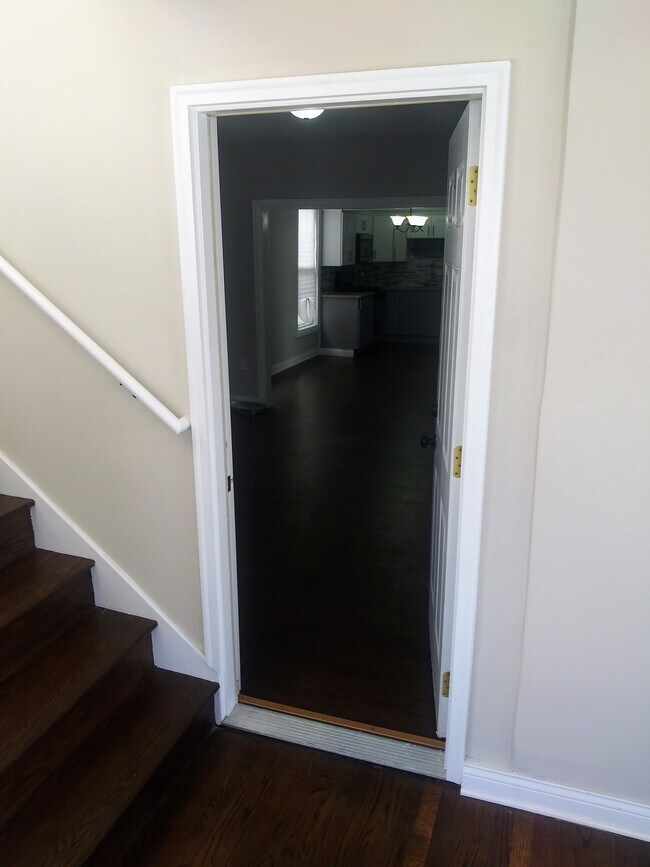 Building Photo - 144 N 21st Ave
