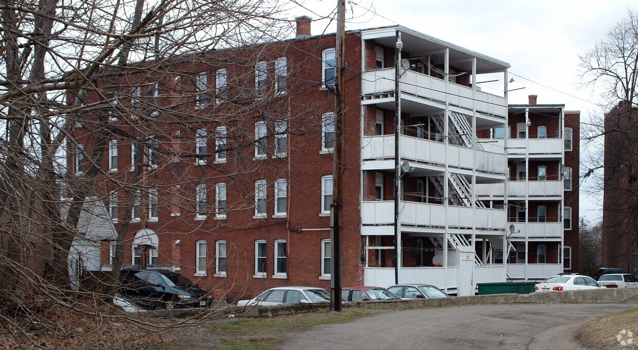 Building Photo - 567 Pleasant St