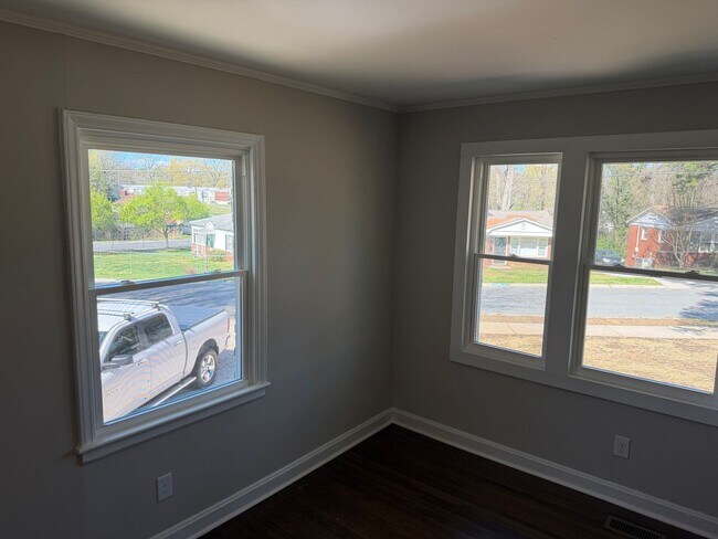 Foto del edificio - Gorgeous Renovated 3 Bedroom Brick Ranch