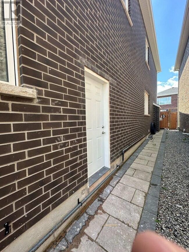 Building Photo - 1392 Sycamore Garden