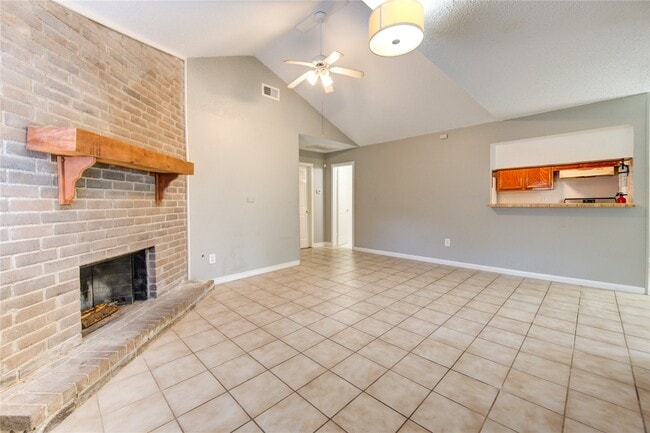 Building Photo - 212 Quaker Dr