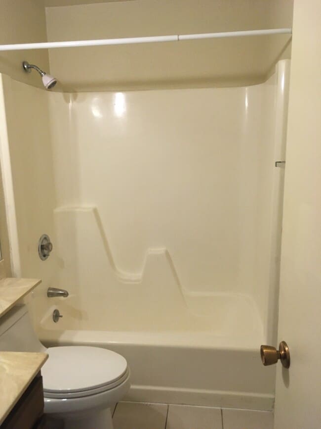 Bathroom tub - 2129 Ascot Dr