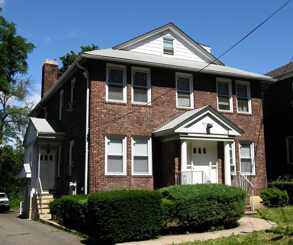 Primary Photo - 631 Warburton Ave