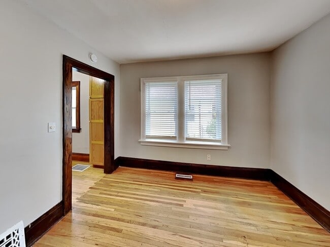 Foto del edificio - 2504 E 42nd St