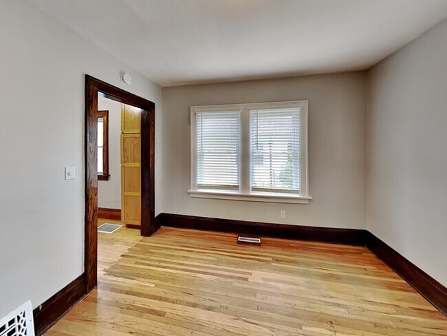 Building Photo - Quaint 2 Bedroom, 1 Bathroom House in Minn...