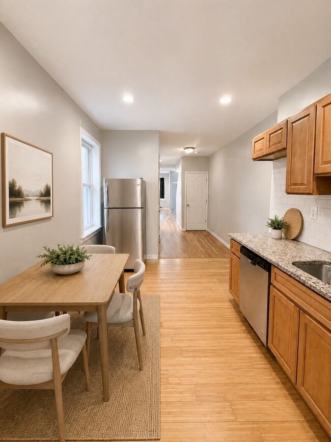 Foto del edificio - Spacious 5-Bedroom Rental with In-Unit Washer & Dryer on W Oxford St