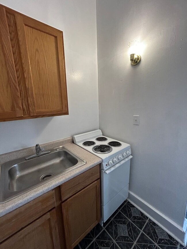 Building Photo - 911 N 9th St Rd