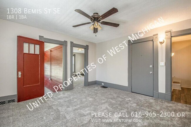 Building Photo - Available Now | 1 Bed 1 Bath Upper Apartme...