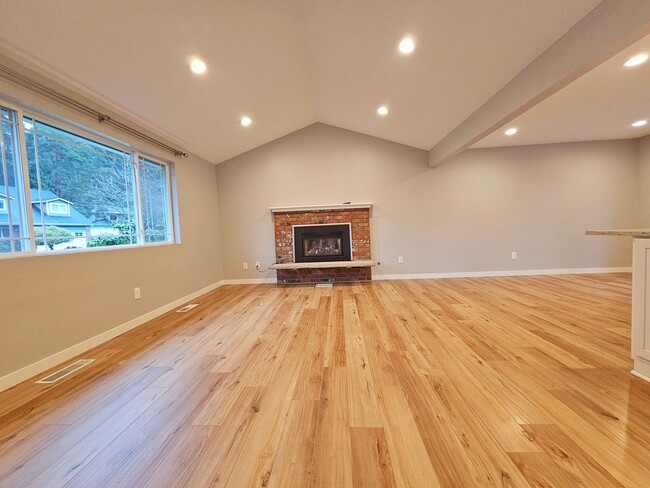 Building Photo - Beautiful 4 Bed 3 Bath Home in Sought Afte...