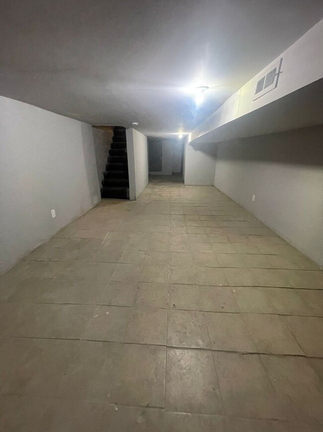 Foto del edificio - Two Bedrooms W/ Storage Room Upstairs 1 1/...